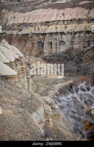 Moody Echoes: Un viaggio per escursionisti attraverso l'enigmatica valle della Cappadocia Foto Stock
