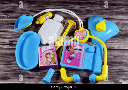 Cairo, Egitto, 12 febbraio 2024: Strumenti medici, attrezzature giocattolo per bambini, con siringa, stetoscopio, strumenti medici, farmaci e medici Foto Stock