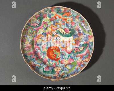 Piatto. Porcellana con smalti policromi, dinastia Qing (1644-1912). Provenienza: Cina. Parigi, museo Cernuschi. 78842-6 arte asiatica, arte cinese, arte vivente, arte da tavola, ceramica, ceramica fine, dinastia di ching, dinastia Qing, dinastia tsing, porcellana, piatto Foto Stock