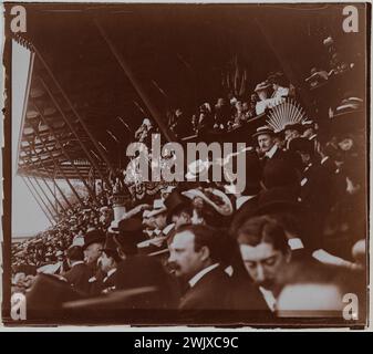 Visita di Alfonso XIII (1886-1941), re di Spagna. Tribuna ufficiale. Revue de Vincennes, Val-de-Marne. Foto Club de Paris. Aristotipo. Maggio 1905. Parigi, Museo Carnavalet. Parigi, Museo Carnavalet. 100468-4 VISITA UFFICIALE Foto Stock