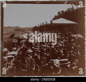 Visita di Alfonso XIII (1886-1941), re di Spagna. Folla. Revue de Vincennes, Val-de-Marne. Foto Club de Paris. Aristotipo. Maggio 1905. Parigi, Museo Carnavalet. Parigi, Museo Carnavalet. 100468-3 VISITA UFFICIALE Foto Stock