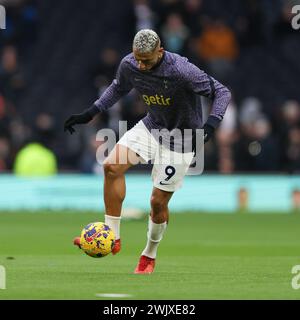 Londra, Regno Unito. 17 febbraio 2024. Richarlison del Tottenham Hotspur si scalda durante la partita di Premier League tra il Tottenham Hotspur e il Wolverhampton Wanderers al Tottenham Hotspur Stadium di Londra, Inghilterra, il 17 febbraio 2024. Foto di Ken Sparks. Solo per uso editoriale, licenza richiesta per uso commerciale. Non utilizzare in scommesse, giochi o pubblicazioni di singoli club/campionato/giocatori. Crediti: UK Sports Pics Ltd/Alamy Live News Foto Stock