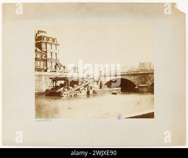 Péniche ormeggiato vicino a un ponte. Parigi. Fotografia anonima. Estrazione di carta per albumina. Parigi, museo Carnavalet. 123089-16 Foto Stock