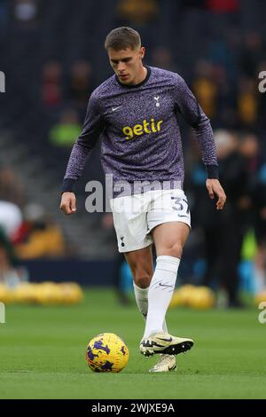 Londra, Regno Unito. 17 febbraio 2024. Micky van de Ven del Tottenham Hotspur si scalda durante la partita di Premier League tra il Tottenham Hotspur e il Wolverhampton Wanderers al Tottenham Hotspur Stadium di Londra, Inghilterra, il 17 febbraio 2024. Foto di Ken Sparks. Solo per uso editoriale, licenza richiesta per uso commerciale. Non utilizzare in scommesse, giochi o pubblicazioni di singoli club/campionato/giocatori. Crediti: UK Sports Pics Ltd/Alamy Live News Foto Stock