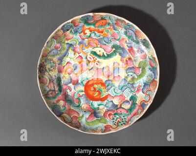 Piatto. Porcellana con smalti policromi, dinastia Qing (1644-1912). Provenienza: Cina. Parigi, museo Cernuschi. 78842-5 arte asiatica, arte cinese, arte vivente, arte da tavola, ceramica, ceramica fine, dinastia di ching, dinastia Qing, dinastia tsing, porcellana, piatto Foto Stock