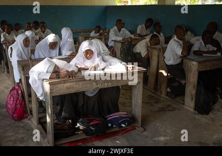 Studenti musulmani di ragazzi e ragazze in una classe di inglese alla Jambiani Secondary School di Jambiani, Zanzibar, Tanzania. Foto Stock