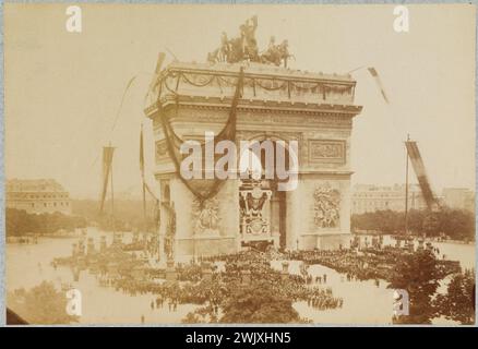 Funerale di Victor Hugo: Vista della catafalca sotto l'Arco di Trionfo e Place de l'Etoile. Fotografia anonima. Prelevare su carta all'albumina, dopo il catering. Parigi (VIII arr.), 1 giugno 1885. Casa di Victor Hugo . 101617-2 Arc de Triomphe, catafalque, bara, corteo funebre, lutto nazionale, bandiera funeraria, sepoltura, folla, funerale, monumento parigino, Obseques, Place de l'Etoile, poeta francais, viiieme viiie 8eme 8th 8 Arrondissement Foto Stock