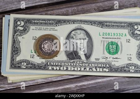 Dollari americani e due sterline inglesi con la regina Elisabetta II sul dritto e quattro cerchi concentrici per l'età del ferro, Industrial Revo Foto Stock