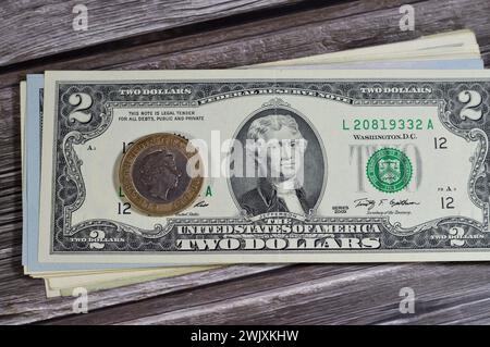 Dollari americani e due sterline inglesi con la regina Elisabetta II sul dritto e quattro cerchi concentrici per l'età del ferro, Industrial Revo Foto Stock