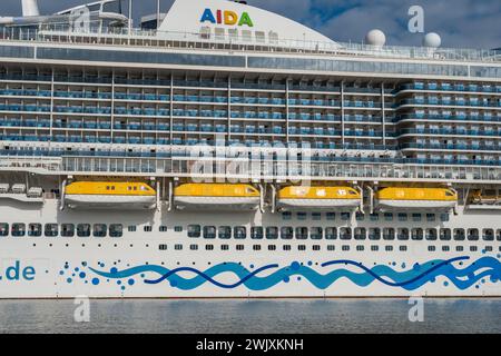 Foto lunga che mostra alcune cabine con balcone e scialuppe di salvataggio sulla nave da crociera AidaNova ormeggiata al terminal delle navi da crociera Ostseekai, Kiel, Germania. Foto Stock