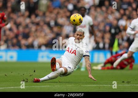 Londra, Regno Unito. 17 febbraio 2024. Richarlison del Tottenham Hotspur scivola mentre prende un tiro in porta durante la partita di Premier League tra il Tottenham Hotspur e il Wolverhampton Wanderers al Tottenham Hotspur Stadium di Londra, Inghilterra il 17 febbraio 2024. Foto di Ken Sparks. Solo per uso editoriale, licenza richiesta per uso commerciale. Non utilizzare in scommesse, giochi o pubblicazioni di singoli club/campionato/giocatori. Crediti: UK Sports Pics Ltd/Alamy Live News Foto Stock