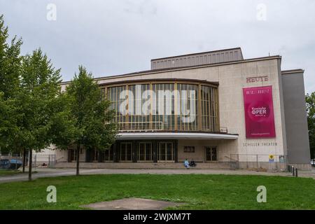 Il Teatro Schiller, inaugurato nel 1907, è sede della Komische Oper Berlin. Foto Stock