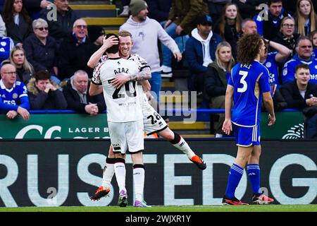 Finn Azaz del Middlesbrough festeggia con il compagno di squadra Lewis o'Brien che segna il primo gol della squadra durante la partita del campionato Sky Bet al King Power Stadium di Leicester. Data foto: Sabato 17 febbraio 2024. Foto Stock