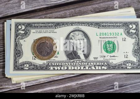 Dollari americani e due sterline inglesi con la regina Elisabetta II sul dritto e quattro cerchi concentrici per l'età del ferro, Industrial Revo Foto Stock