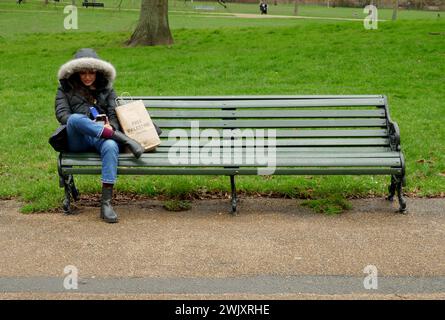 Londra, Regno Unito. 17 febbraio 2024. MET Police Protect Ambasciata israeliana a Kensington mentre i manifestanti si riuniscono per la marcia palestinese. Credito: Brian Minkoff/Alamy Live News Foto Stock