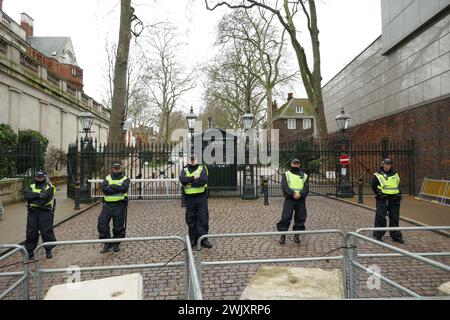 Londra, Regno Unito. 17 febbraio 2024. MET Police Protect Ambasciata israeliana a Kensington mentre i manifestanti si riuniscono per la marcia palestinese. Credito: Brian Minkoff/Alamy Live News Foto Stock