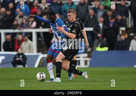 La mani Dieseruvwe dell'Hartlepool United combatte con Billy Sass-Davies di Borehamwood durante la partita della Vanarama National League tra Hartlepool United e Boreham Wood al Victoria Park di Hartlepool, sabato 17 febbraio 2024. (Foto: Mark Fletcher | mi News) crediti: MI News & Sport /Alamy Live News Foto Stock