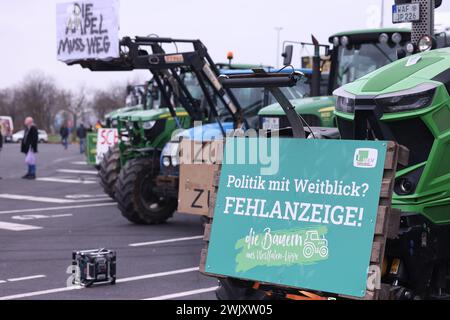 Duesseldorf, Germania. 17 febbraio 2024. Diversi trattori sono in viaggio durante una dimostrazione contro il governo federale di Düsseldorf. L'alleanza "DEMO 2,0 - insieme per un futuro sicuro" prevede di dimostrare a Düsseldorf sotto forma di un raduno di 24 ore. Con 1700 trattori, autocarri e automobili previsti, ci sarà anche una sfilata di veicoli sia il sabato che la domenica. I punti di incontro saranno i parcheggi fieristici. Il corteo è previsto per le 16 di sabato. Crediti: David Young/dpa/Alamy Live News Foto Stock