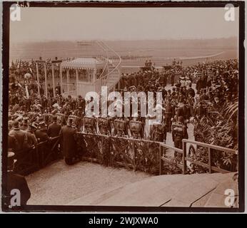 Visita di Alfonso XIII (1886-1941), re di Spagna o Edouardo VII (1841-1910), re del Regno Unito. Guardia d'onore. Revue de Vincennes, Val-de-Marne. Foto Club de Paris. Aristotipo. Tra il 1903 e il 1905. Parigi, Museo Carnavalet. 100467-29 VISITA UFFICIALE Foto Stock