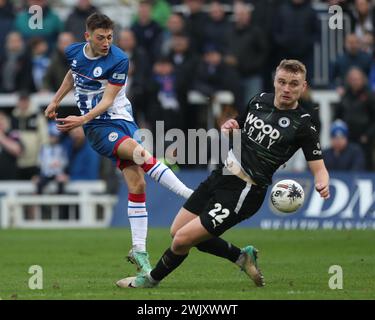 Joe Grey dell'Hartlepool United viene bloccato da Billy Sass-Davies del Borehamwood durante la partita della Vanarama National League tra Hartlepool United e Boreham Wood al Victoria Park di Hartlepool, il 17 febbraio 2024. (Foto: Mark Fletcher | mi News) crediti: MI News & Sport /Alamy Live News Foto Stock