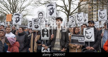 Hanau, Germania. 17 febbraio 2024. Le persone marciano attraverso il centro della città durante una marcia commemorativa per celebrare il quarto anniversario dell'attacco razzista a Hanau. Molti ritraggono le foto delle vittime. Credito: Boris Roessler/dpa/Alamy Live News Foto Stock