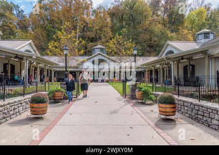 Centro visitatori e ingresso principale alla distilleria Jack Daniel di Lynchburg, Tennessee Foto Stock