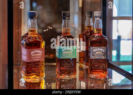I prodotti a base di whisky di Jack Daniel sono esposti presso il centro visitatori della distilleria Jack Daniel a Lynchburg, Tennessee Foto Stock