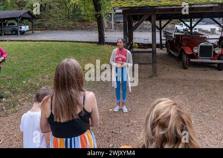 Donna che fa un giro nella fabbrica della distilleria Jack Daniel a Lynchburg, Tennessee Foto Stock