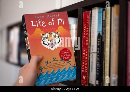 Calgary, Alberta - 16 febbraio 2024: Togliere il romanzo di Yann Martel a Life of Pi da una libreria. Foto Stock