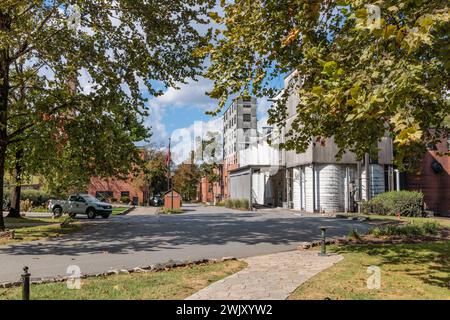 Edificio di Grain Mill dove i cereali vengono fermentati alla distilleria Jack Daniel di Lynchburg, Tennessee Foto Stock