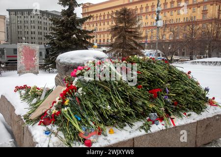 Mosca, Russia. 17 febbraio 2024. Alcuni cittadini giacciono fiori alla pietra Solovetsky per commemorare il leader dell'opposizione russa Alexei Navalny dopo la sua morte in una colonia carceraria dove stava scontando la pena, a Mosca, in Russia. Crediti: Nikolay Vinokurov/Alamy Live News Foto Stock
