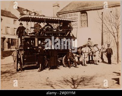 Fotografi amatoriali in un veicolo trainato da cavalli con iscrizione "giardino di acclimatazione" vicino al monumento alto a Daguerre a Cormeilles-en-Parisis. '. Foto Club de Paris. Prelievo di gelatino-cloruro. Parigi, museo Carnavalet. 100250-13 FOTOGRAFO Foto Stock