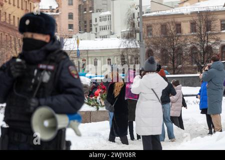 Mosca, Russia. 17 febbraio 2024. Alcuni cittadini giacciono fiori alla pietra Solovetsky per commemorare il leader dell'opposizione russa Alexei Navalny dopo la sua morte in una colonia carceraria dove stava scontando la pena, a Mosca, in Russia. Crediti: Nikolay Vinokurov/Alamy Live News Foto Stock