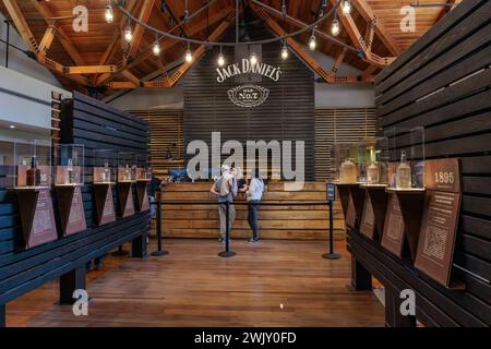 Visitatori che si iscrivono per una visita guidata alla distilleria Jack Daniel di Lynchburg, Tennessee Foto Stock