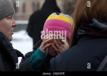 Mosca, Russia. 17 febbraio 2024. Alcuni cittadini giacciono fiori alla pietra Solovetsky per commemorare il leader dell'opposizione russa Alexei Navalny dopo la sua morte in una colonia carceraria dove stava scontando la pena, a Mosca, in Russia. Crediti: Nikolay Vinokurov/Alamy Live News Foto Stock