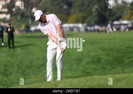 Pacific Palisades, California, Stati Uniti. 16 febbraio 2024. SCOTTIE SCHEFFLER gioca un colpo corto sul green nella prima buca durante il secondo round del Genesis Invitational al Riviera Country Club di Pacific Palisades, California. (Immagine di credito: © Brenton TSE/ZUMA Press Wire) SOLO PER USO EDITORIALE! Non per USO commerciale! Foto Stock