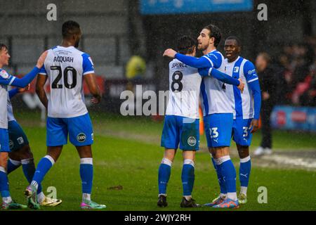 Cole Stockton di Barrow celebra il primo gol della partita della sua squadra durante la partita di Sky Bet League 2 tra Salford City e Barrow a Moor Lane, Salford, sabato 17 febbraio 2024. (Foto: Ian Charles | mi News) crediti: MI News & Sport /Alamy Live News Foto Stock