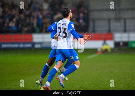 Cole Stockton di Barrow celebra il primo gol della partita della sua squadra durante la partita di Sky Bet League 2 tra Salford City e Barrow a Moor Lane, Salford, sabato 17 febbraio 2024. (Foto: Ian Charles | mi News) crediti: MI News & Sport /Alamy Live News Foto Stock