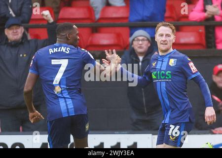 Walsall, Regno Unito. 17 febbraio 2024. Lucas Akins di Mansfield si congratula con Stephen Quinn per il suo equalizzatore durante la partita EFL Sky Bet League 2 tra Walsall e Mansfield Town al Poundland Bescot Stadium, Walsall, Inghilterra, il 17 febbraio 2024. Foto di Stuart Leggett. Solo per uso editoriale, licenza richiesta per uso commerciale. Non utilizzare in scommesse, giochi o pubblicazioni di singoli club/campionato/giocatori. Crediti: UK Sports Pics Ltd/Alamy Live News Foto Stock