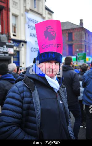 I tifosi dell'Everton manifestano contro la deduzione di 10 punti imposta al club per aver infranto le regole del PSR. Foto Stock