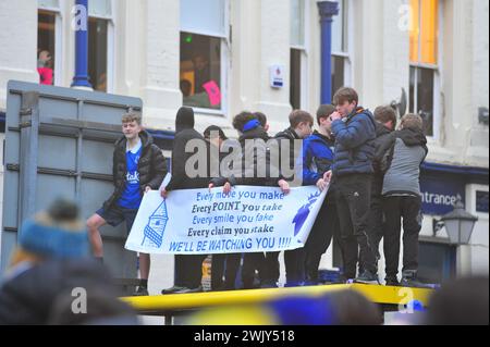 I tifosi dell'Everton manifestano contro la deduzione di 10 punti imposta al club per aver infranto le regole del PSR. Foto Stock