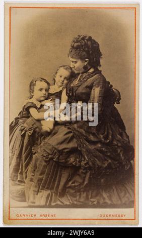 Alice Hugo, Georges e Jeanne, intorno ai 1872. Fotografia di Arsène Garnier (1822-1900). Disegnare su carta di albumina. 1872. Parigi, Maison de Victor Hugo. 122891-28 Ritratto Foto Stock