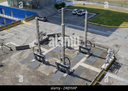 Canale di Panama, Panama - 23 gennaio 2024: Vista ravvicinata dell'attrezzatura per il riempimento e lo svuotamento di una delle chiuse Cocoli Foto Stock