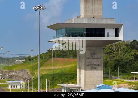 Colon, Panama - 23 gennaio 2024: Torre di controllo presso le chiuse di Agua Clara sul Canale di Panama. Foto Stock