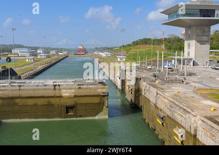 Colon, Panama - 23 gennaio 2024: Uno dei cancelli di acciaio pesante alle chiuse di Agua Clara sul Canale di Panama che si apre per consentire l'ingresso di una nave Foto Stock