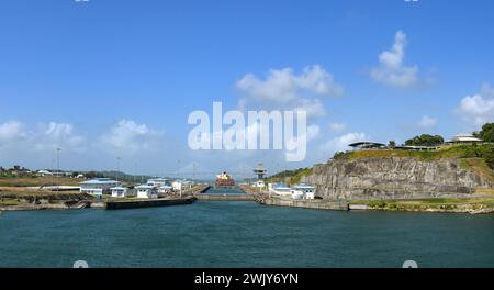 Colon, Panama - 23 gennaio 2024: Vista panoramica delle chiuse di Agua Clara e centro visitatori sul canale di Panama. Foto Stock