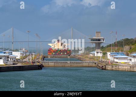 Colon, Panama - 23 gennaio 2024: Chiuse Agua Clara sul canale di Panama. Il cancello di blocco in primo piano è chiuso Foto Stock