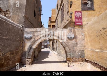 Porta al complesso di Qaytbay nella città dei morti, al cimitero settentrionale, al Cairo, in Egitto Foto Stock