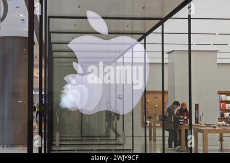 Shanghai, Cina. 17 febbraio 2024. Un riflesso del logo Apple Inc è stato visto in un negozio Apple a Shanghai, in Cina, il 17 febbraio 2024. (Foto di Costfoto/NurPhoto) credito: NurPhoto SRL/Alamy Live News Foto Stock