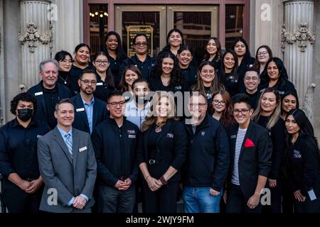 Bakersfield, California, Stati Uniti. 16 febbraio 2024. Il personale della United Way of Central Eastern California posa per delle foto durante una cerimonia di taglio del nastro il 16 febbraio 2024, nel centro di Bakersfield, California. L'organizzazione è precedentemente nota come United Way of Kern. I funzionari hanno dichiarato che l'adozione del nuovo nome segna una pietra miliare significativa nel "viaggio di impatto e crescita" della United Way Eastern California. La transizione iniziò nel novembre 2023, evolvendosi dall'ex identità di United Way of Kern County all'attuale United Way of Central Eastern California. (Immagine credito Foto Stock